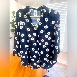 Cabi Go To Button Up Blouse
Size XS- oversized ! Could fit a medium
NWOT